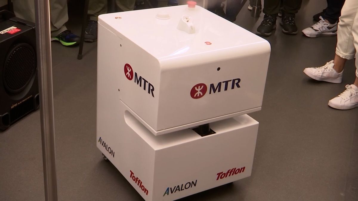 S roboty za tři miliony proti koronaviru. Dezinfikují metro v Hongkongu